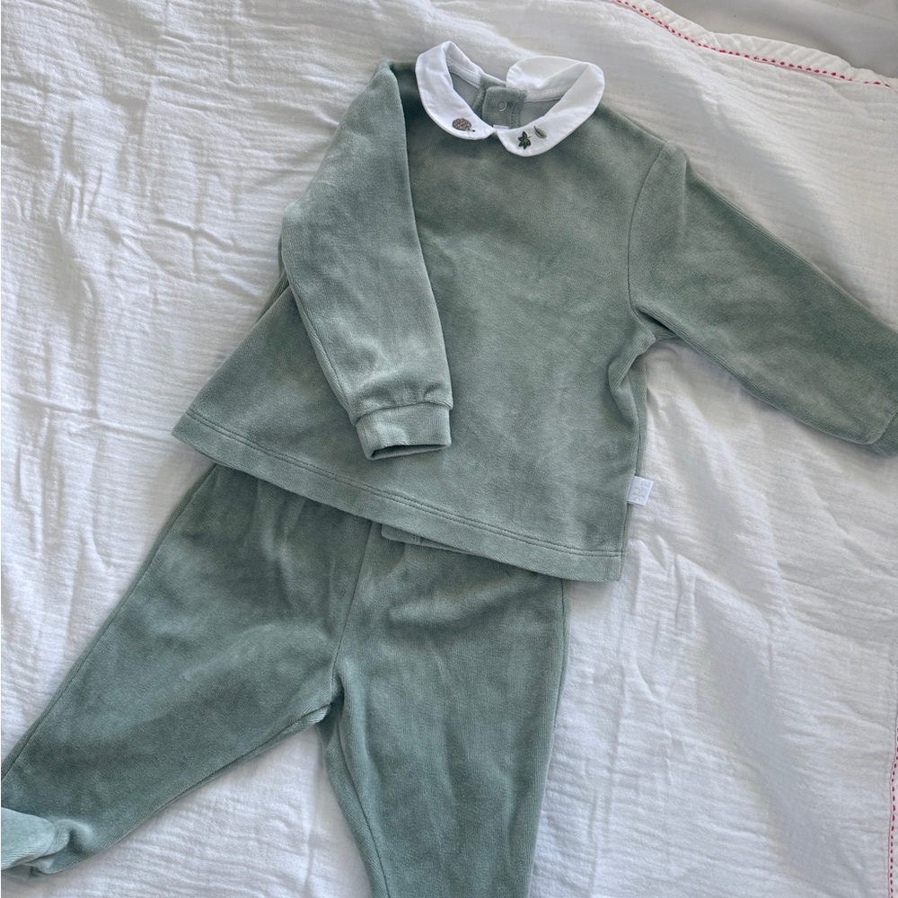 Il Gufo Soft Green Velour Baby two piece baby-suit set up with embroidery